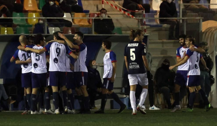 Imágenes del partido de primera ronda de la Copa del Rey disputado entre la Mutilvera y el Racing de Santander en Mutilva.