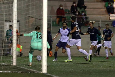 Imágenes del partido de primera ronda de la Copa del Rey disputado entre la Mutilvera y el Racing de Santander en Mutilva.