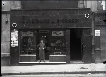 El Archivo Real y General de Navarra ha publicado 3.000 nuevas fotografías en su buscador web Archivo Abierto y ha ampliado la información recogida en su portal de Internet 'Fototeca de Navarra' a un total de 59 fondos documentales. Dentro de estas incorporaciones se encuentran 210 imágenes del estudio Foto Galle que ofrecen un recorrido por los escaparates de las tiendas de Pamplona en la década de los años 60.