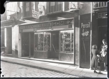 El Archivo Real y General de Navarra ha publicado 3.000 nuevas fotografías en su buscador web Archivo Abierto y ha ampliado la información recogida en su portal de Internet 'Fototeca de Navarra' a un total de 59 fondos documentales. Dentro de estas incorporaciones se encuentran 210 imágenes del estudio Foto Galle que ofrecen un recorrido por los escaparates de las tiendas de Pamplona en la década de los años 60.