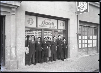 El Archivo Real y General de Navarra ha publicado 3.000 nuevas fotografías en su buscador web Archivo Abierto y ha ampliado la información recogida en su portal de Internet 'Fototeca de Navarra' a un total de 59 fondos documentales. Dentro de estas incorporaciones se encuentran 210 imágenes del estudio Foto Galle que ofrecen un recorrido por los escaparates de las tiendas de Pamplona en la década de los años 60.