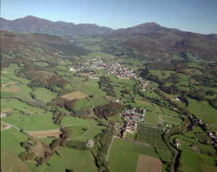 El Archivo Real y General de Navarra ha publicado 3.000 nuevas fotografías en su buscador web Archivo Abierto y ha ampliado la información recogida en su portal de Internet 'Fototeca de Navarra' a un total de 59 fondos documentales. Entre las novedades de este nuevo volcado de archivos destaca una colección de 2.681 fotos de distintas localidades navarras procedentes del fondo Fotografía Aérea y Terrestre-FOAT.