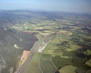 El Archivo Real y General de Navarra ha publicado 3.000 nuevas fotografías en su buscador web Archivo Abierto y ha ampliado la información recogida en su portal de Internet 'Fototeca de Navarra' a un total de 59 fondos documentales. Entre las novedades de este nuevo volcado de archivos destaca una colección de 2.681 fotos de distintas localidades navarras procedentes del fondo Fotografía Aérea y Terrestre-FOAT.