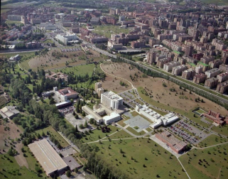 El Archivo Real y General de Navarra ha publicado 3.000 nuevas fotografías en su buscador web Archivo Abierto y ha ampliado la información recogida en su portal de Internet 'Fototeca de Navarra' a un total de 59 fondos documentales. Entre las novedades de este nuevo volcado de archivos destaca una colección de 2.681 fotos de distintas localidades navarras procedentes del fondo Fotografía Aérea y Terrestre-FOAT.