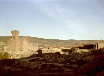El Archivo Real y General de Navarra ha publicado 3.000 nuevas fotografías en su buscador web Archivo Abierto y ha ampliado la información recogida en su portal de Internet 'Fototeca de Navarra' a un total de 59 fondos documentales. Entre las novedades de este nuevo volcado de archivos destaca una colección de 2.681 fotos de distintas localidades navarras procedentes del fondo Fotografía Aérea y Terrestre-FOAT.