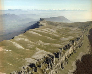 El Archivo Real y General de Navarra ha publicado 3.000 nuevas fotografías en su buscador web Archivo Abierto y ha ampliado la información recogida en su portal de Internet 'Fototeca de Navarra' a un total de 59 fondos documentales. Entre las novedades de este nuevo volcado de archivos destaca una colección de 2.681 fotos de distintas localidades navarras procedentes del fondo Fotografía Aérea y Terrestre-FOAT.