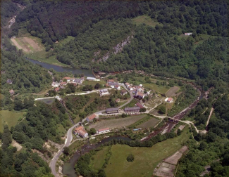 El Archivo Real y General de Navarra ha publicado 3.000 nuevas fotografías en su buscador web Archivo Abierto y ha ampliado la información recogida en su portal de Internet 'Fototeca de Navarra' a un total de 59 fondos documentales. Entre las novedades de este nuevo volcado de archivos destaca una colección de 2.681 fotos de distintas localidades navarras procedentes del fondo Fotografía Aérea y Terrestre-FOAT.
