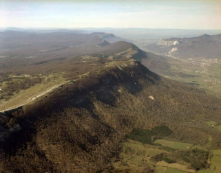 El Archivo Real y General de Navarra ha publicado 3.000 nuevas fotografías en su buscador web Archivo Abierto y ha ampliado la información recogida en su portal de Internet 'Fototeca de Navarra' a un total de 59 fondos documentales. Entre las novedades de este nuevo volcado de archivos destaca una colección de 2.681 fotos de distintas localidades navarras procedentes del fondo Fotografía Aérea y Terrestre-FOAT.