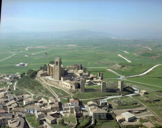 El Archivo Real y General de Navarra ha publicado 3.000 nuevas fotografías en su buscador web Archivo Abierto y ha ampliado la información recogida en su portal de Internet 'Fototeca de Navarra' a un total de 59 fondos documentales. Entre las novedades de este nuevo volcado de archivos destaca una colección de 2.681 fotos de distintas localidades navarras procedentes del fondo Fotografía Aérea y Terrestre-FOAT.