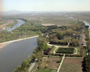El Archivo Real y General de Navarra ha publicado 3.000 nuevas fotografías en su buscador web Archivo Abierto y ha ampliado la información recogida en su portal de Internet 'Fototeca de Navarra' a un total de 59 fondos documentales. Entre las novedades de este nuevo volcado de archivos destaca una colección de 2.681 fotos de distintas localidades navarras procedentes del fondo Fotografía Aérea y Terrestre-FOAT.