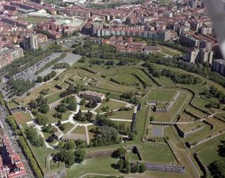 El Archivo Real y General de Navarra ha publicado 3.000 nuevas fotografías en su buscador web Archivo Abierto y ha ampliado la información recogida en su portal de Internet 'Fototeca de Navarra' a un total de 59 fondos documentales. Entre las novedades de este nuevo volcado de archivos destaca una colección de 2.681 fotos de distintas localidades navarras procedentes del fondo Fotografía Aérea y Terrestre-FOAT.