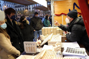 Las 27 casetas de productos artesanales y de comercio justo de la Feria de Navidad de la plaza del Castillo ya están abiertas. El recinto está vallado, con dos puntos de acceso para controlar el aforo.