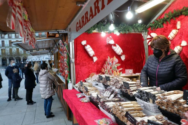 Las 27 casetas de productos artesanales y de comercio justo de la Feria de Navidad de la plaza del Castillo ya están abiertas. El recinto está vallado, con dos puntos de acceso para controlar el aforo.