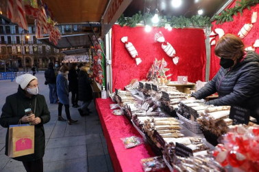 Las 27 casetas de productos artesanales y de comercio justo de la Feria de Navidad de la plaza del Castillo ya están abiertas. El recinto está vallado, con dos puntos de acceso para controlar el aforo.