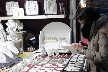 Las 27 casetas de productos artesanales y de comercio justo de la Feria de Navidad de la plaza del Castillo ya están abiertas. El recinto está vallado, con dos puntos de acceso para controlar el aforo.