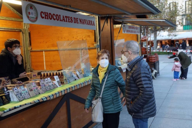 Las 27 casetas de productos artesanales y de comercio justo de la Feria de Navidad de la plaza del Castillo ya están abiertas. El recinto está vallado, con dos puntos de acceso para controlar el aforo.