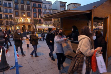 Las 27 casetas de productos artesanales y de comercio justo de la Feria de Navidad de la plaza del Castillo ya están abiertas. El recinto está vallado, con dos puntos de acceso para controlar el aforo.