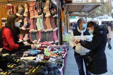 Las 27 casetas de productos artesanales y de comercio justo de la Feria de Navidad de la plaza del Castillo ya están abiertas. El recinto está vallado, con dos puntos de acceso para controlar el aforo.