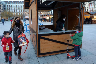 Las 27 casetas de productos artesanales y de comercio justo de la Feria de Navidad de la plaza del Castillo ya están abiertas. El recinto está vallado, con dos puntos de acceso para controlar el aforo.