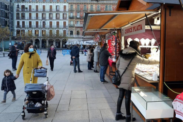 Las 27 casetas de productos artesanales y de comercio justo de la Feria de Navidad de la plaza del Castillo ya están abiertas. El recinto está vallado, con dos puntos de acceso para controlar el aforo.