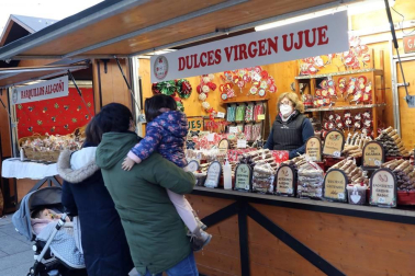 Las 27 casetas de productos artesanales y de comercio justo de la Feria de Navidad de la plaza del Castillo ya están abiertas. El recinto está vallado, con dos puntos de acceso para controlar el aforo.