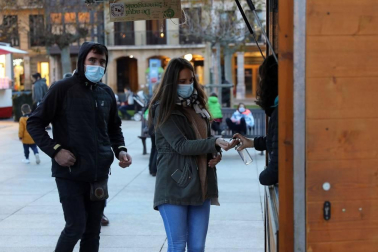 Las 27 casetas de productos artesanales y de comercio justo de la Feria de Navidad de la plaza del Castillo ya están abiertas. El recinto está vallado, con dos puntos de acceso para controlar el aforo.