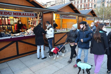 Las 27 casetas de productos artesanales y de comercio justo de la Feria de Navidad de la plaza del Castillo ya están abiertas. El recinto está vallado, con dos puntos de acceso para controlar el aforo.