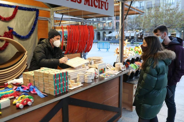Las 27 casetas de productos artesanales y de comercio justo de la Feria de Navidad de la plaza del Castillo ya están abiertas. El recinto está vallado, con dos puntos de acceso para controlar el aforo.
