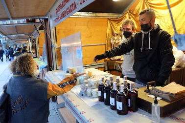 Las 27 casetas de productos artesanales y de comercio justo de la Feria de Navidad de la plaza del Castillo ya están abiertas. El recinto está vallado, con dos puntos de acceso para controlar el aforo.