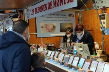 Las 27 casetas de productos artesanales y de comercio justo de la Feria de Navidad de la plaza del Castillo ya están abiertas. El recinto está vallado, con dos puntos de acceso para controlar el aforo.