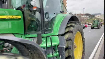 Vídeo: Tractores, a su paso por el Soto de Lezkairu