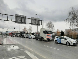 Una caravana de 200 vehículos recorre las rondas de Pamplona contra la nueva tributación del IRPF