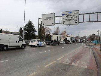 Una caravana de 200 vehículos recorre las rondas de Pamplona contra la nueva tributación del IRPF