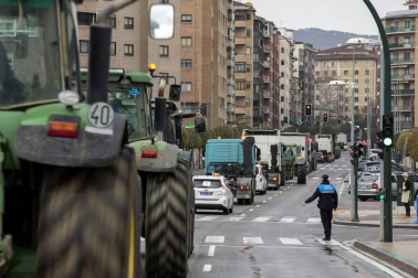 Una caravana de 200 vehículos recorre las rondas de Pamplona contra la nueva tributación del IRPF