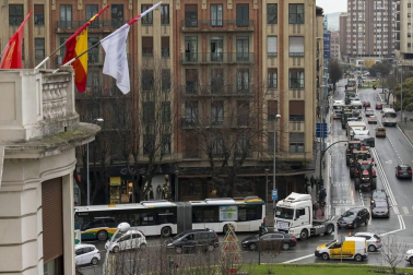 Una caravana de 200 vehículos recorre las rondas de Pamplona contra la nueva tributación del IRPF