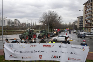 Una caravana de 200 vehículos recorre las rondas de Pamplona contra la nueva tributación del IRPF