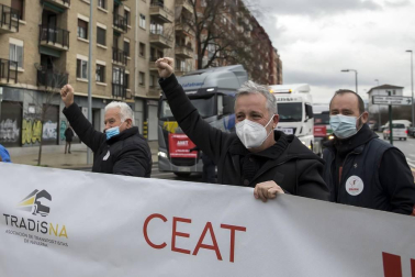 Una caravana de 200 vehículos recorre las rondas de Pamplona contra la nueva tributación del IRPF