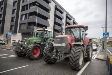 Una caravana de 200 vehículos recorre las rondas de Pamplona contra la nueva tributación del IRPF