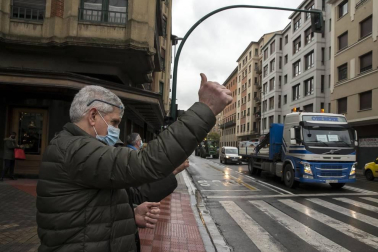 Una caravana de 200 vehículos recorre las rondas de Pamplona contra la nueva tributación del IRPF