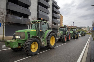 Una caravana de 200 vehículos recorre las rondas de Pamplona contra la nueva tributación del IRPF