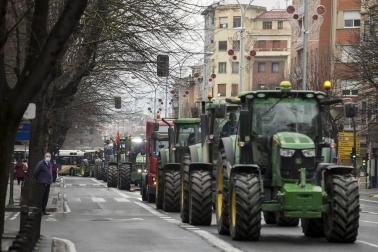 Una caravana de 200 vehículos recorre las rondas de Pamplona contra la nueva tributación del IRPF