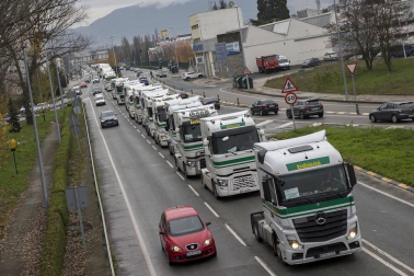 Una caravana de 200 vehículos recorre las rondas de Pamplona contra la nueva tributación del IRPF