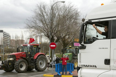 Una caravana de 200 vehículos recorre las rondas de Pamplona contra la nueva tributación del IRPF