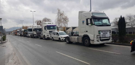 Una caravana de 200 vehículos recorre las rondas de Pamplona contra la nueva tributación del IRPF
