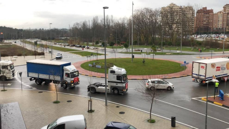 Una caravana de 200 vehículos recorre las rondas de Pamplona contra la nueva tributación del IRPF