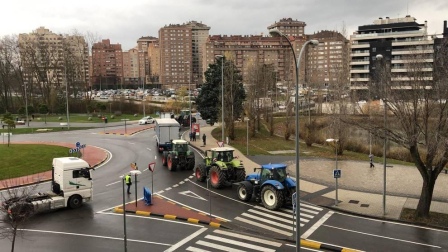 Una caravana de 200 vehículos recorre las rondas de Pamplona contra la nueva tributación del IRPF