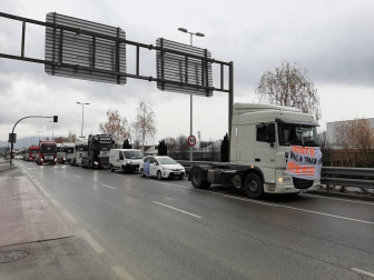 Una caravana de 200 vehículos recorre las rondas de Pamplona contra la nueva tributación del IRPF