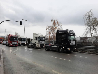 Una caravana de 200 vehículos recorre las rondas de Pamplona contra la nueva tributación del IRPF
