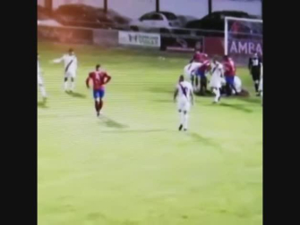 Vídeo: El árbitro navarro Prieto Iglesias evita que un jugador se trague la lengua