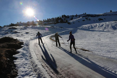 Los aficionados a los deportes de invierno pudieron disfrutar de la nieve con el primer día de las instalaciones este domingo 20 de diciembre.
